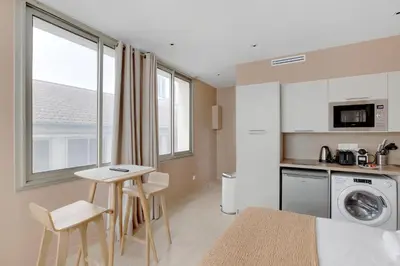 Cuisine ou kitchenette dans l'établissement Modern Studio with Cozy Atmosphere in Neuilly