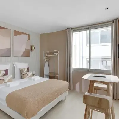 Modern Studio with Cozy Atmosphere in Neuilly
