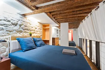 Un ou plusieurs lits dans un hébergement de l'établissement Quartier Musée du Louvre - 2 Bedroom Apartment Free NetFlix