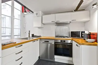 Cuisine ou kitchenette dans l'établissement Quartier Musée du Louvre - 2 Bedroom Apartment Free NetFlix