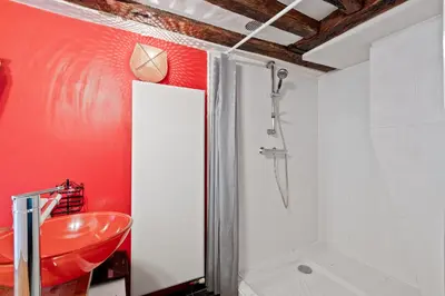 Salle de bains dans l'établissement Quartier Musée du Louvre - 2 Bedroom Apartment Free NetFlix