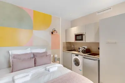 Un ou plusieurs lits dans un hébergement de l'établissement Modern air-conditioned studio in Neuilly