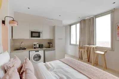 Un ou plusieurs lits dans un hébergement de l'établissement Modern air-conditioned studio in Neuilly
