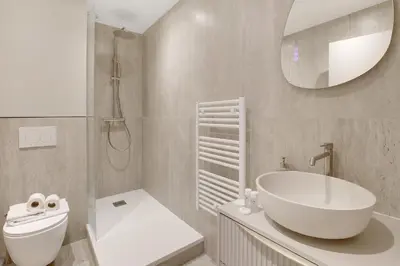Salle de bains dans l'établissement Modern air-conditioned studio in Neuilly