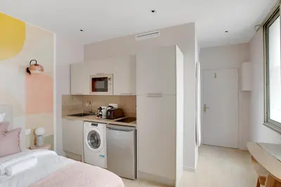 Cuisine ou kitchenette dans l'établissement Modern air-conditioned studio in Neuilly