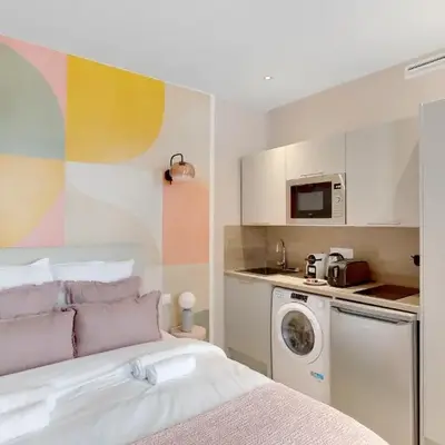Modern air-conditioned studio in Neuilly