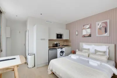 Cuisine ou kitchenette dans l'établissement Modern, Cozy Studio with AC in Neuilly Area