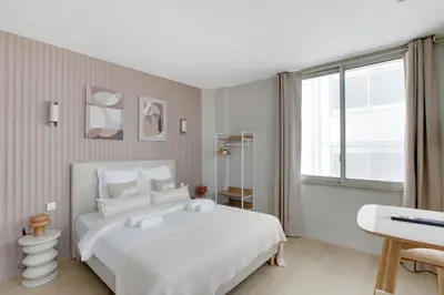 Un ou plusieurs lits dans un hébergement de l'établissement Modern, Cozy Studio with AC in Neuilly Area