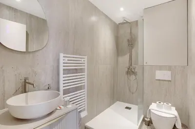 Salle de bains dans l'établissement Modern, Cozy Studio with AC in Neuilly Area
