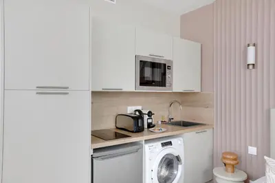 Cuisine ou kitchenette dans l'établissement Modern, Cozy Studio with AC in Neuilly Area
