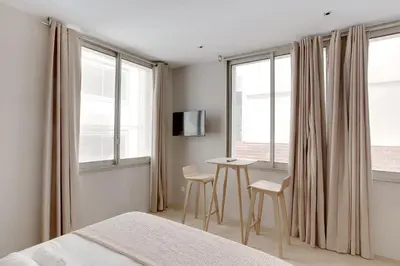 Télévision ou salle de divertissement dans l'établissement Modern, Cozy Studio with AC in Neuilly Area