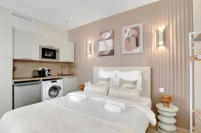 Un ou plusieurs lits dans un hébergement de l'établissement Modern, Cozy Studio with AC in Neuilly Area