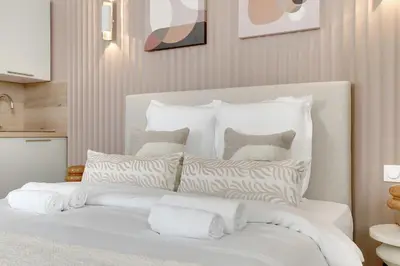 Un ou plusieurs lits dans un hébergement de l'établissement Modern, Cozy Studio with AC in Neuilly Area