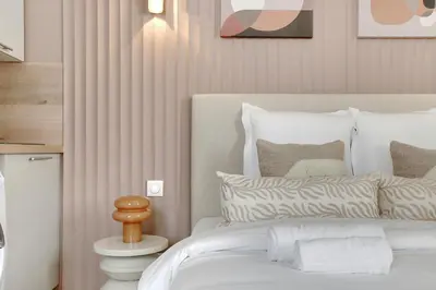 Un ou plusieurs lits dans un hébergement de l'établissement Modern, Cozy Studio with AC in Neuilly Area