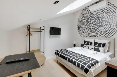 Un ou plusieurs lits dans un hébergement de l'établissement Cozy, Air-Conditioned Studio in Neuilly