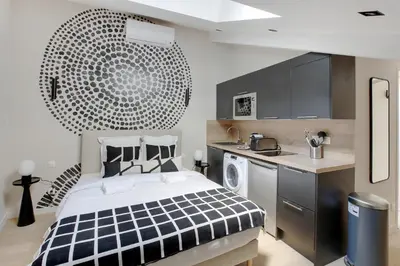 Cuisine ou kitchenette dans l'établissement Cozy, Air-Conditioned Studio in Neuilly