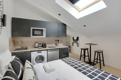 Cuisine ou kitchenette dans l'établissement Cozy, Air-Conditioned Studio in Neuilly
