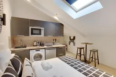 Cuisine ou kitchenette dans l'établissement Cozy, Air-Conditioned Studio in Neuilly