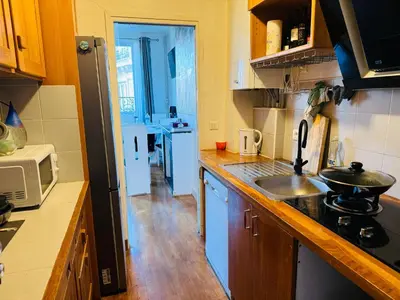 Cuisine ou kitchenette dans l'établissement Cozy Room in Le Marais