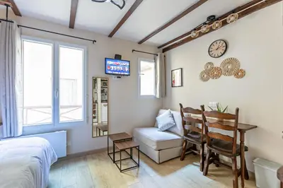 Un ou plusieurs lits dans un hébergement de l'établissement Champs-élysées Charmant studio cosy