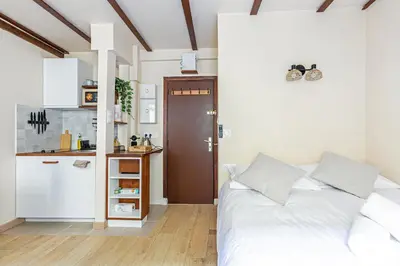 Cuisine ou kitchenette dans l'établissement Champs-élysées Charmant studio cosy