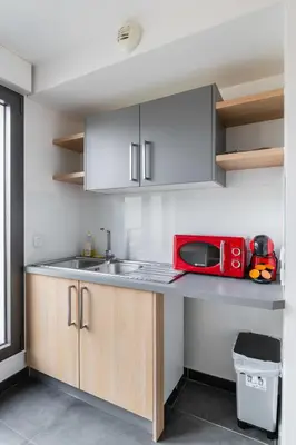 Cuisine ou kitchenette dans l'établissement Duplex lumineux avec terrasse Courbevoie - 6P
