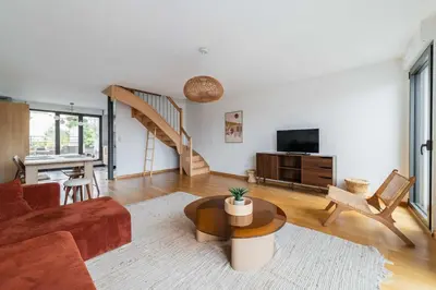 Télévision ou salle de divertissement dans l'établissement Duplex lumineux avec terrasse Courbevoie - 6P