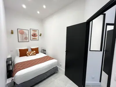 Un ou plusieurs lits dans un hébergement de l'établissement UrbanFlat 08 - Design Flat in Republique - 2 Bedrooms