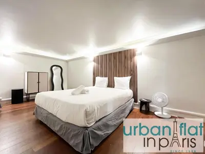 Un ou plusieurs lits dans un hébergement de l'établissement UrbanFlat 09 - Stylish Duplex Apartment on Champs-Elysees