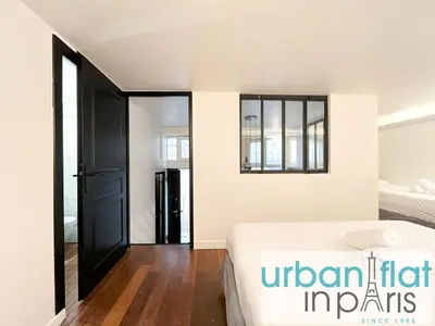 Un ou plusieurs lits dans un hébergement de l'établissement UrbanFlat 09 - Stylish Duplex Apartment on Champs-Elysees