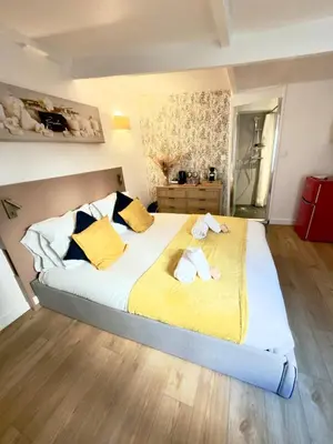 Un ou plusieurs lits dans un hébergement de l'établissement Lovely Studio with Private Terrace in Prime Area