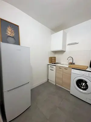Cuisine ou kitchenette dans l'établissement Typical Parisian apartment with balcony, Eiffel Tower