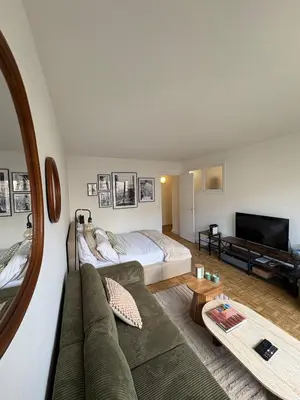 Télévision ou salle de divertissement dans l'établissement Typical Parisian apartment with balcony, Eiffel Tower