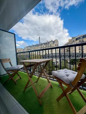 Balcon ou terrasse dans l'établissement Typical Parisian apartment with balcony, Eiffel Tower