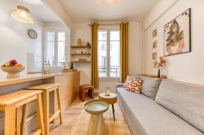 Coin salon dans l'établissement Le Nid Ambré, apaisant 15 min Paris