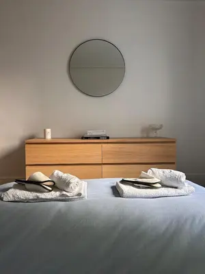 Un ou plusieurs lits dans un hébergement de l'établissement Quiet apartment Levallois 10 minutes from Saint Lazare