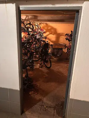Vélo sur le terrain de l'établissement Quiet apartment Levallois 10 minutes from Saint Lazare ou dans les environs
