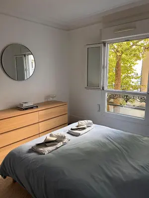 Un ou plusieurs lits dans un hébergement de l'établissement Quiet apartment Levallois 10 minutes from Saint Lazare