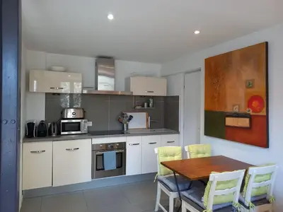 Cuisine ou kitchenette dans l'établissement Villa Claude Monet - Buttes-Chaumont - La Mouzaïa -