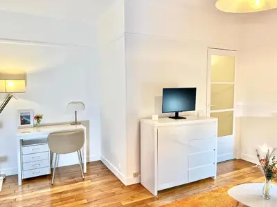 Télévision ou salle de divertissement dans l'établissement Montrouge Cocon Studio Teletravail Metro L4