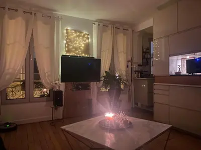 Télévision ou salle de divertissement dans l'établissement Beautiful apartment with Sacré-Coeur view in Paris