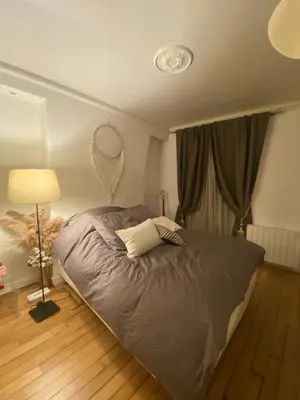 Un ou plusieurs lits dans un hébergement de l'établissement Beautiful apartment with Sacré-Coeur view in Paris