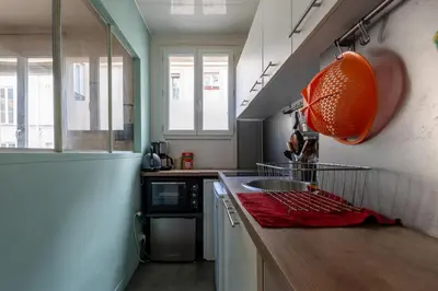 Cuisine ou kitchenette dans l'établissement Appartement proche Sacré Coeur Paris 18