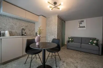 Cuisine ou kitchenette dans l'établissement Cosy Studio in Montorgeuil