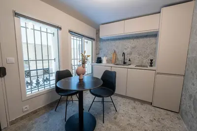 Cuisine ou kitchenette dans l'établissement Cosy Studio in Montorgeuil