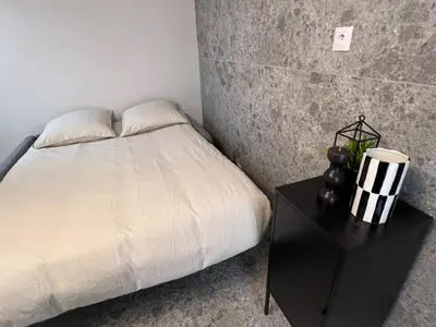 Un ou plusieurs lits dans un hébergement de l'établissement Cosy Studio in Montorgeuil