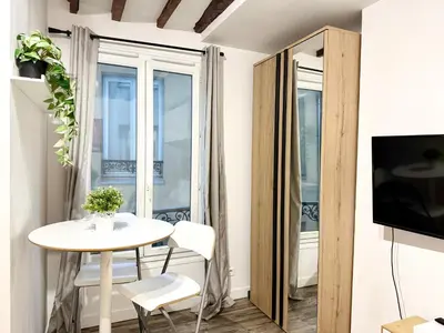 Télévision ou salle de divertissement dans l'établissement Paris Cozy Flat Bastille & Le Marais et Fibre