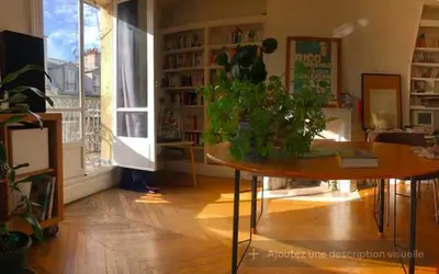 Bibliothèque dans le séjour chez l'habitant