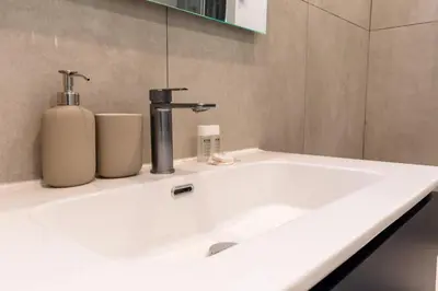 Salle de bains dans l'établissement Charmant T2 climatisé, Marais