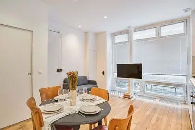 Télévision ou salle de divertissement dans l'établissement Modern Apartement Center of Paris Montmartre